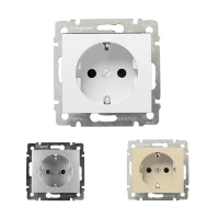 Розетка з заземленням Valena Classic Legrand
