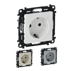 Розетка із заземленням та захисними шторками Valena Life Legrand